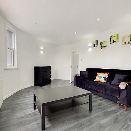 Lovely 4 Bed Apartment Perfect For Families! Londra Dış mekan fotoğraf